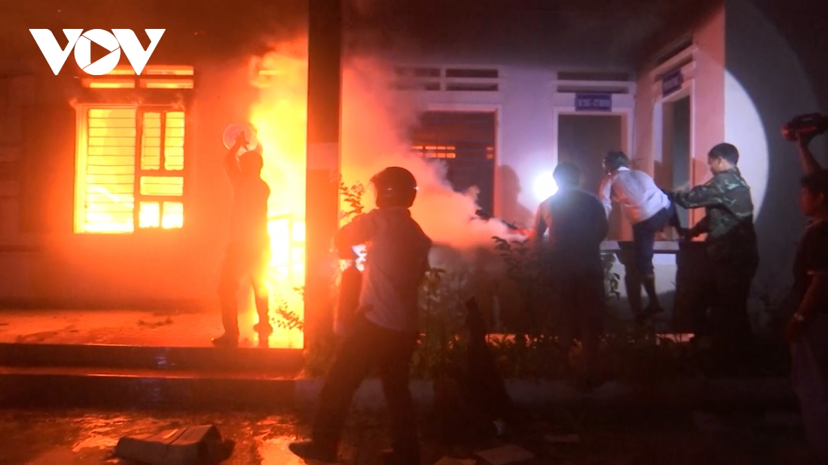 Trụ sở UBND xã Trà Tập ở Quảng Nam bị cháy rụi trong đêm
